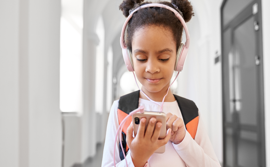 Proibição de celulares nas escolas levanta debate sobre educação