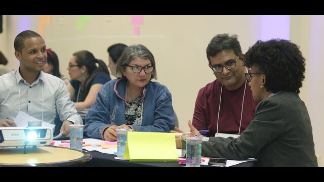   - Pensar, debater e colocar a mão na massa! 